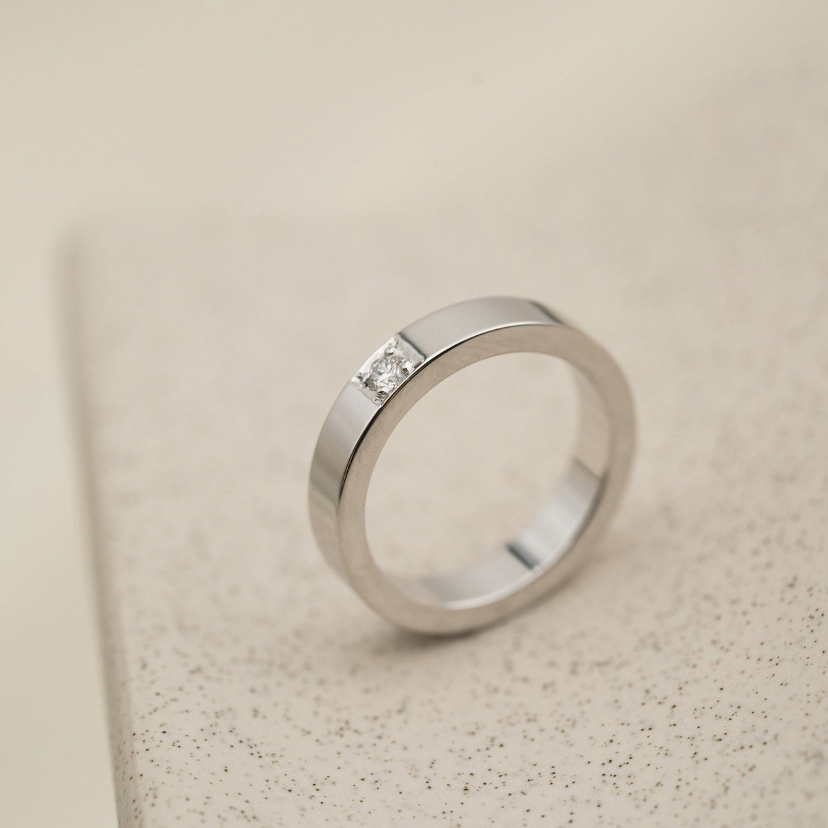 Delta ring i 14 karat hvitt gull med diamant 0,05 ct, bilde 2 av 3