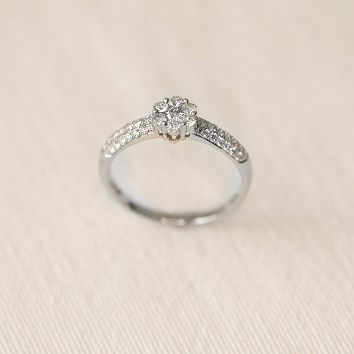 Ring i hvitt gull med diamant 0,50 ct, blomsterrosett, bilde 2 av 2
