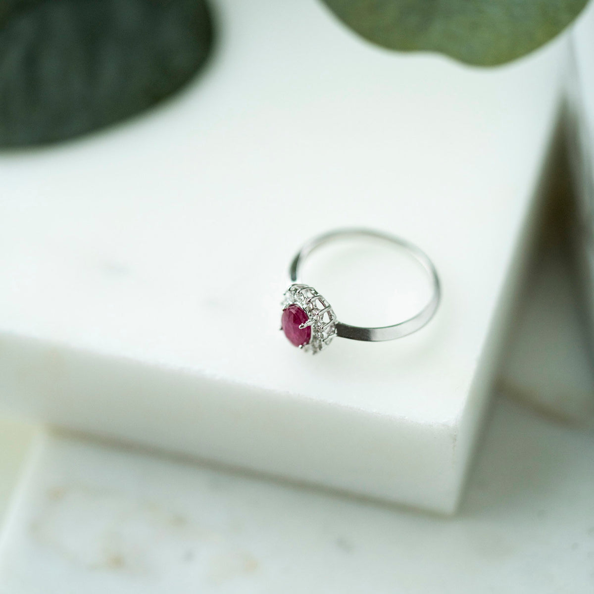 Ring i hvitt gull med rubin og diamant 0,14 ct, 9 mm, bilde 3 av 4