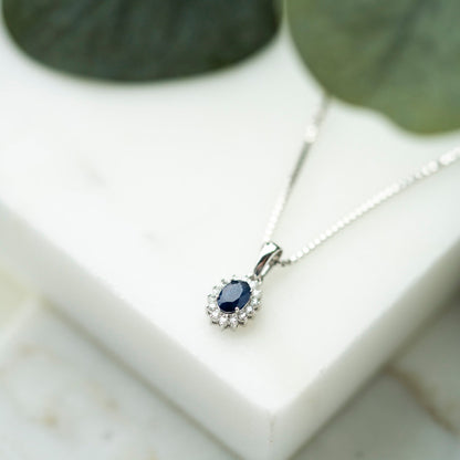 Anheng i 14 karat hvitt gull med safir og diamant 0,14 ct, bilde 4 av 4