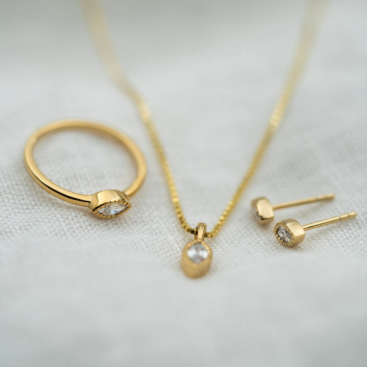 Ring i forgylt sølv med zirkonia, 4 mm bred, bilde 4 av 4