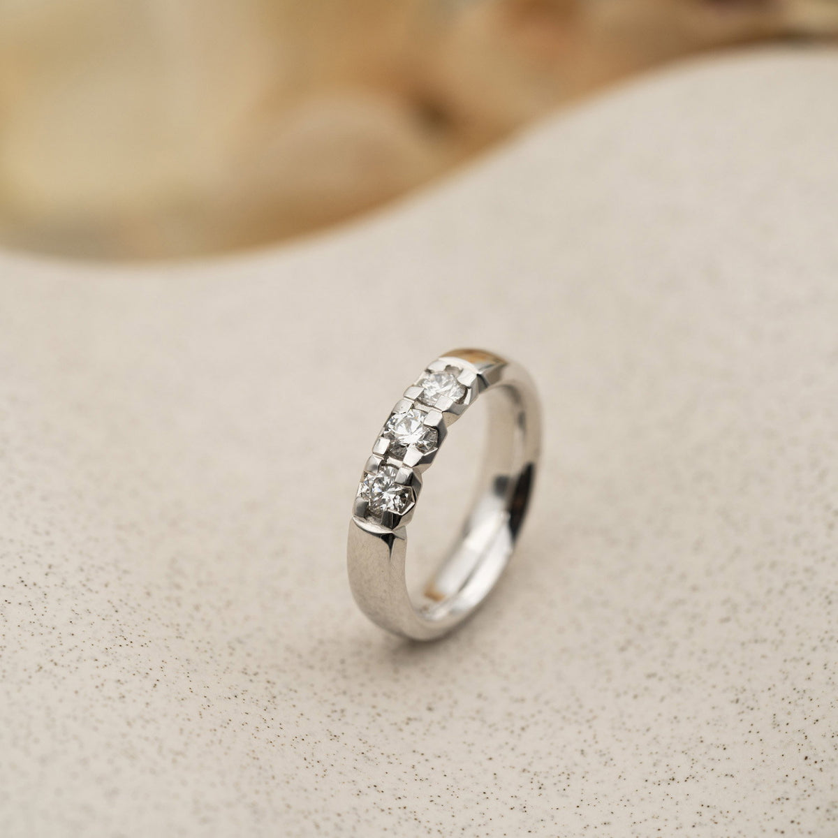 Beta ring i 14 karat hvitt gull med diamant 0,60 ct, bilde 2 av 3
