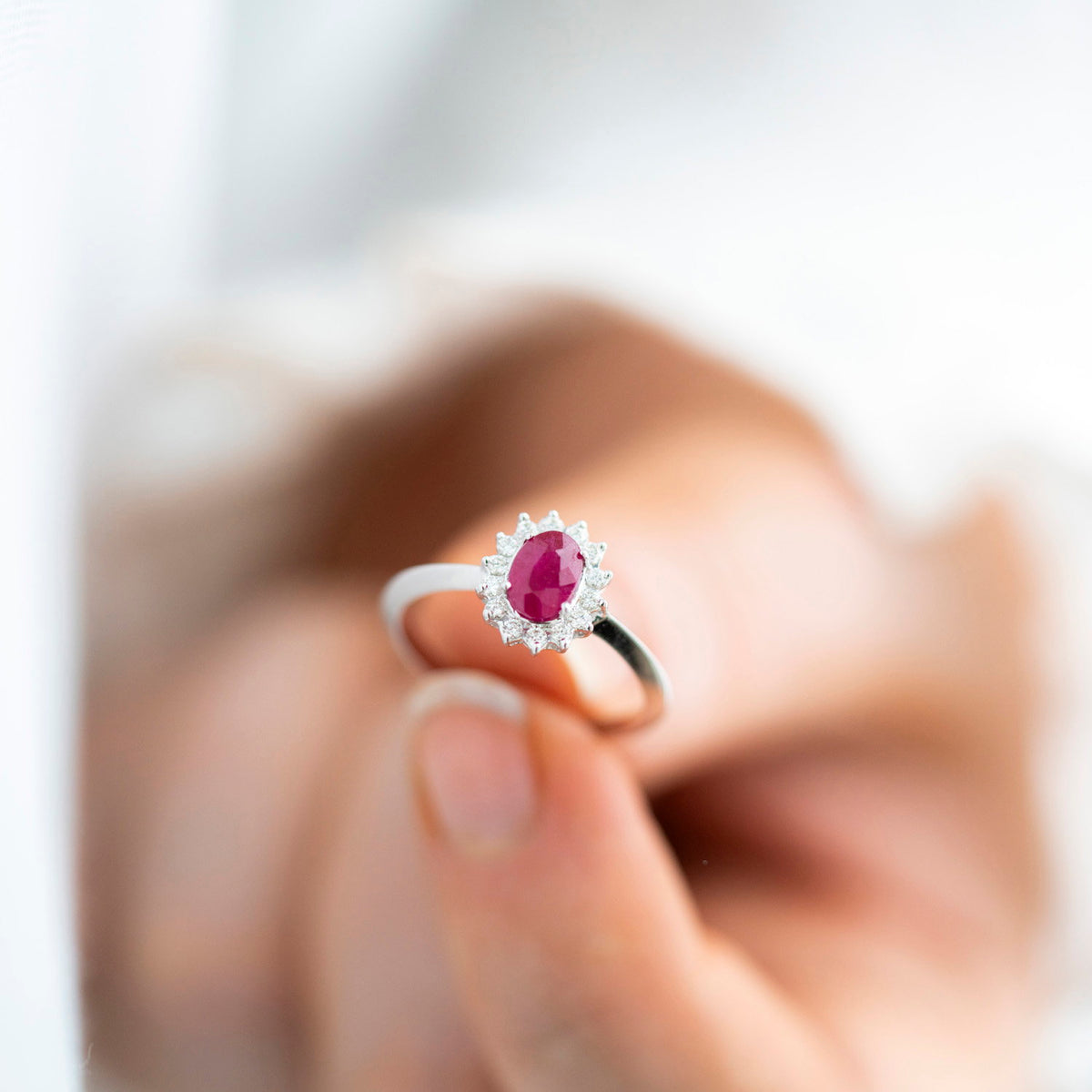 Ring i hvitt gull med rubin og diamant 0,14 ct, 9 mm, bilde 2 av 4