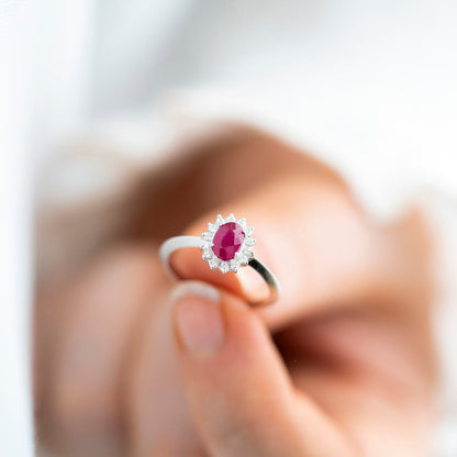Ring i 14 karat hvitt gull med rubin og diamant 0,14 ct WSI, bilde 2 av 4