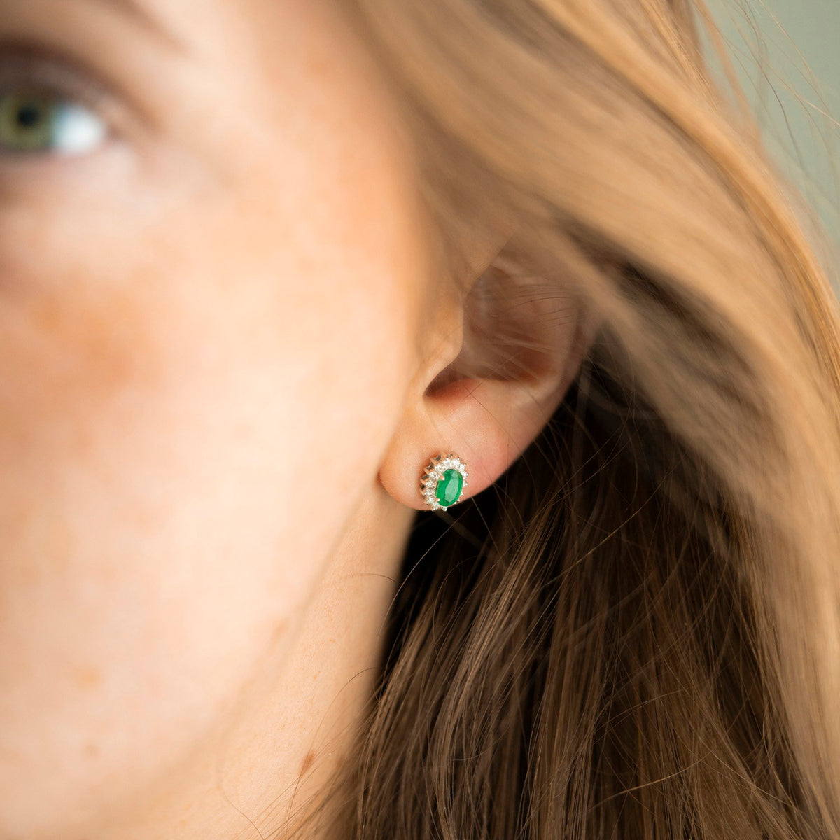 Øredobber i 14 karat hvitt gull med diamant og smaragd 0,28 ct, bilde 2 av 4