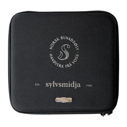 Bunadsølv skrin med gravering, lite skilt 555123 - Bjerveur.noBunadsølv skrin med gravering, lite skilt 555123