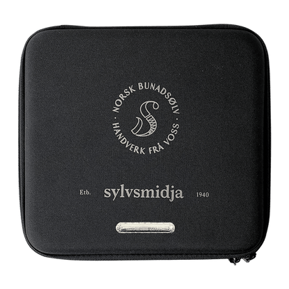 Bunadsølv skrin med gravering, stort skilt 555124 - Bjerveur.noBunadsølv skrin med gravering, stort skilt 555124