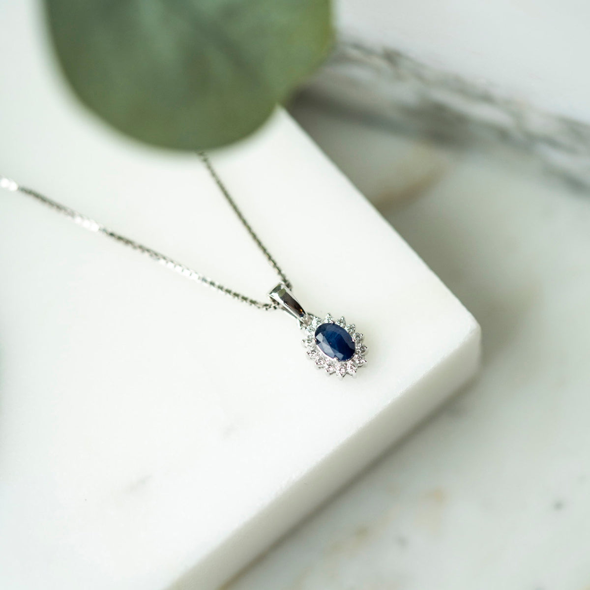 Anheng i 14 karat hvitt gull med safir og diamant 0,14 ct, bilde 3 av 4