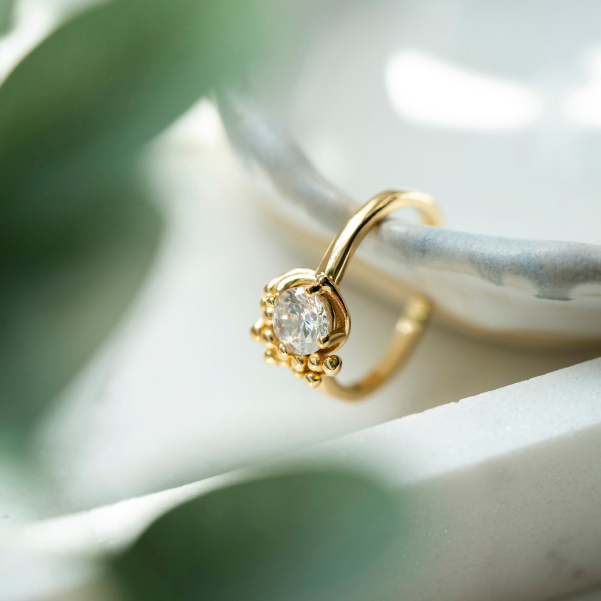 Shapes ring i forgylt sølv med zirkonia, Halo 10 mm, bilde 4 av 4