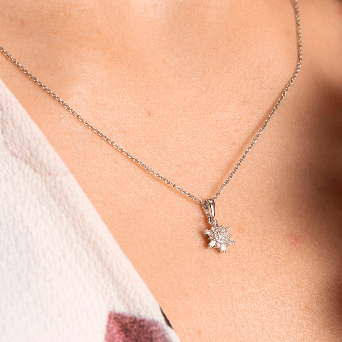 Anheng i hvitt gull med diamant 0,08 ct