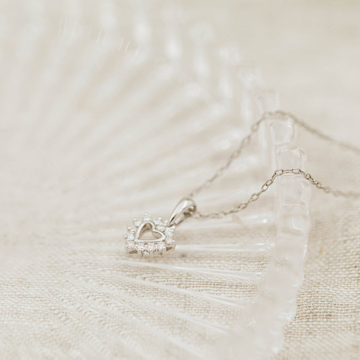 Anheng i hvitt gull med diamant 0,12 ct, bilde 2 av 2