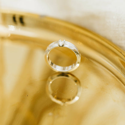 Sigma ring i 14 karat hvitt gull med diamant 0,15 ct, 4,2 mm, bilde 2 av 4