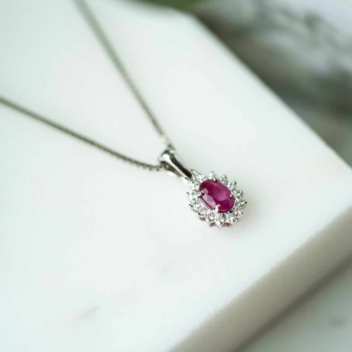 Anheng i 14 karat hvitt gull med rubin og diamant 0,14 ct, bilde 3 av 4