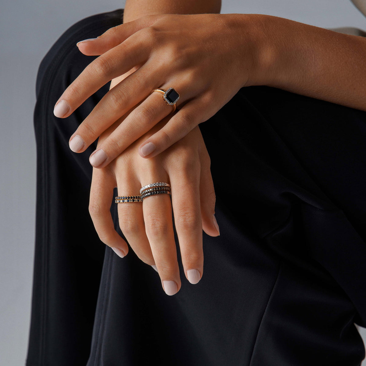 Ring i 14 karat gult gull med onyks og diamant 0,14 ct, bilde 2 av 4
