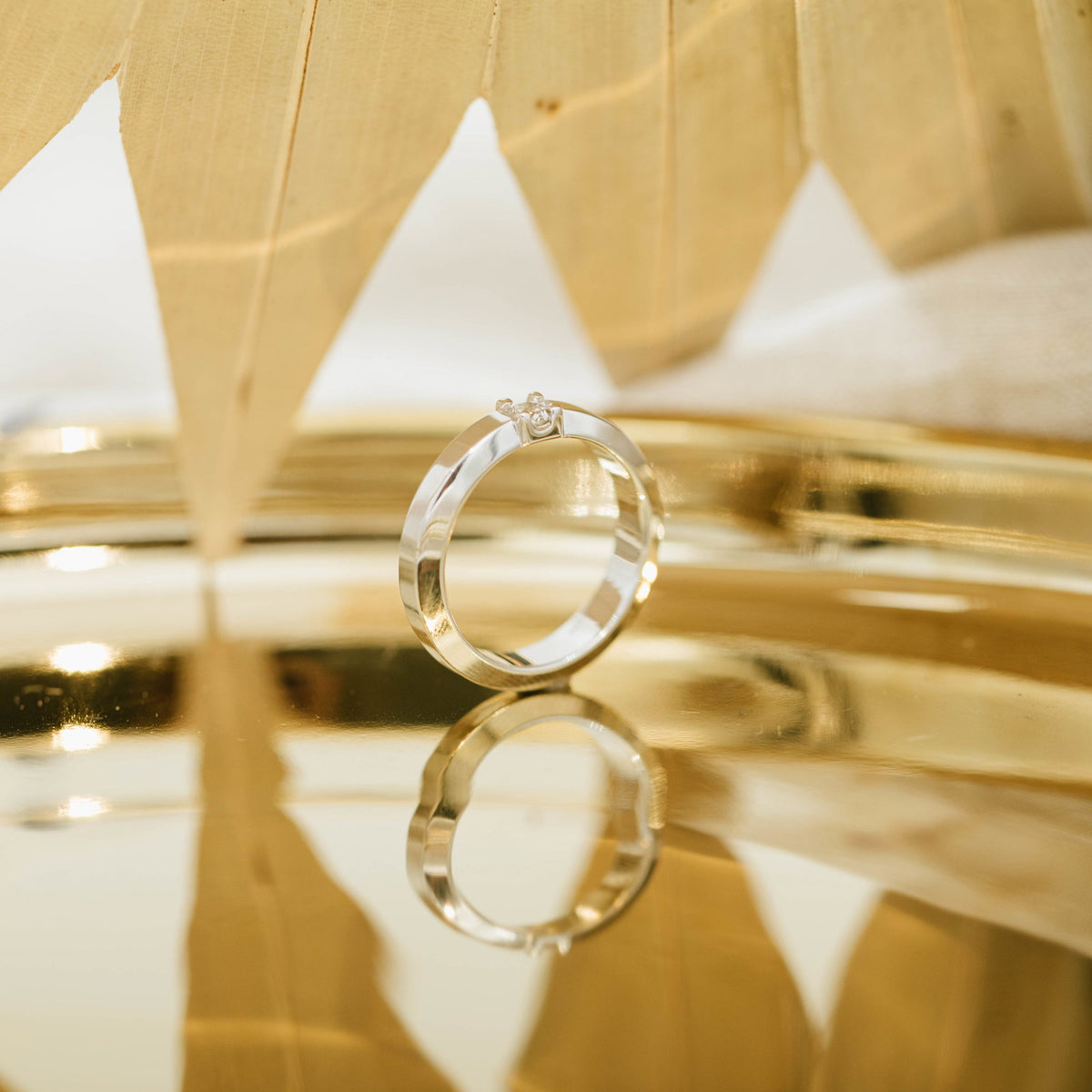 Sigma alliansering i 14 karat hvitt gull med diamant 0,15 ct, bilde 3 av 4