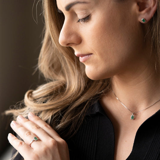 Ring i hvitt gull med smaragd og diamant, høyde 7,5 mm, bilde 2 av 4