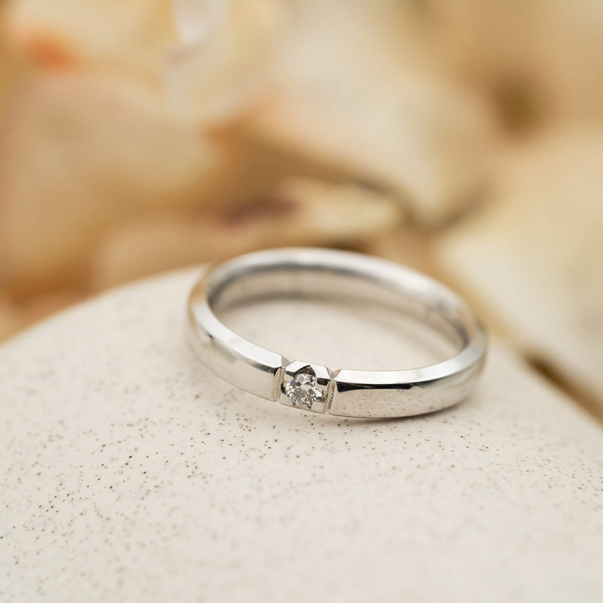 Beta ring i 14 karat hvitt gull med diamant 0,07 ct 3,8 mm, bilde 2 av 3