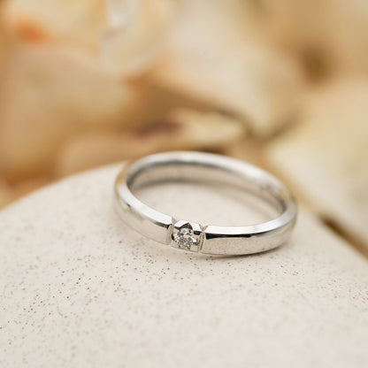 Beta ring i 14 karat hvitt gull med diamant 0,07 ct 3,8 mm, bilde 2 av 3