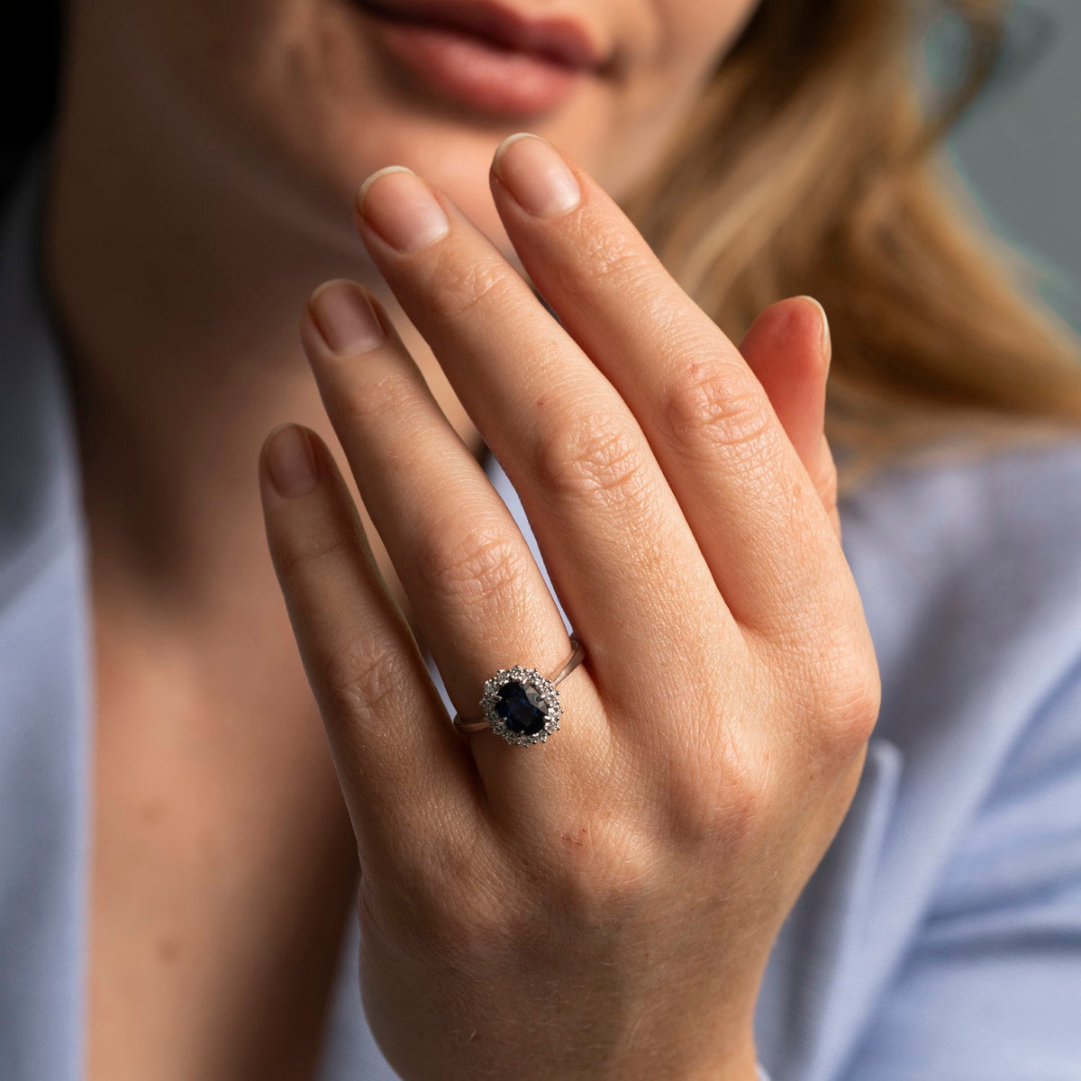 Ring i rhodinert hvitt gull med safir og diamant 10,5 mm, bilde 2 av 4