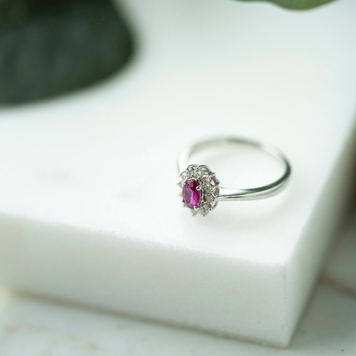 Ring i 14 karat hvitt gull med rubin og diamant 0,24 ct, 10 mm, bilde 3 av 4