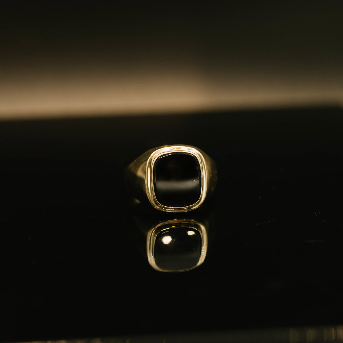 Ring i gult gull med onyks, plate 12 mm x 14 mm, bilde 2 av 4