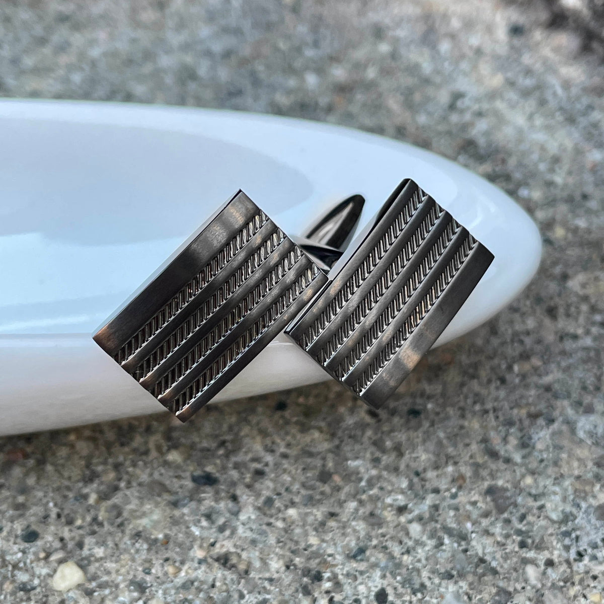 Mansjettknapper i stål, 12 mm høye og 19 mm brede, bilde 3 av 4