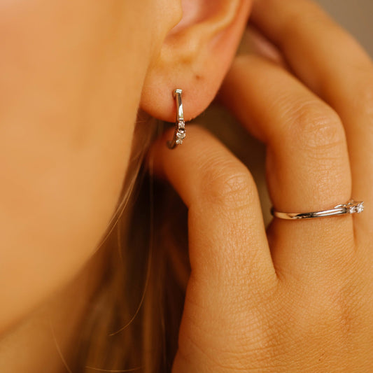 Emma øredobber i 585 hvitt gull med diamanter 0,12 ct, bilde 2 av 3