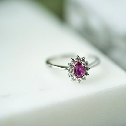 Ring i 14 karat hvitt gull med rubin og diamant 0,24 ct, 10 mm, bilde 4 av 4