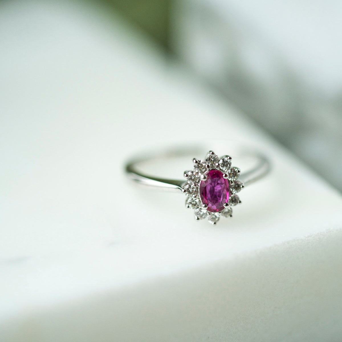Ring i 14 karat hvitt gull med rubin og diamant, bilde 4 av 4