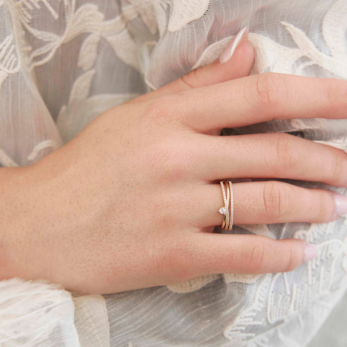 Ring i 14 karat gult gull med zirkonia 1,5 mm, bilde 2 av 4