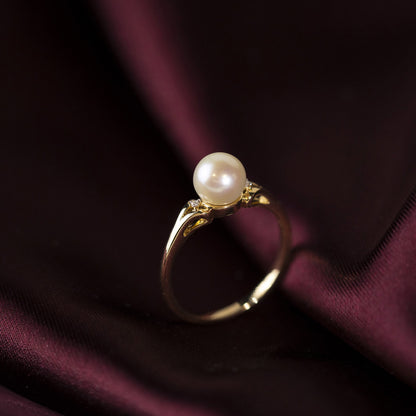 Ring i gult gull med ferskvannsperle og diamant, bilde 3 av 3
