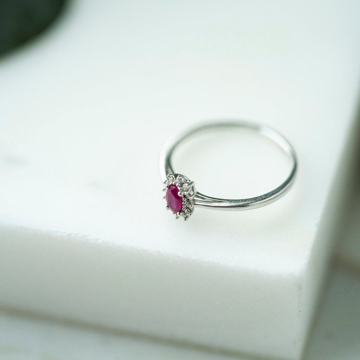 Ring i hvitt gull med diamant og rubin 0,04 ct, bilde 3 av 4