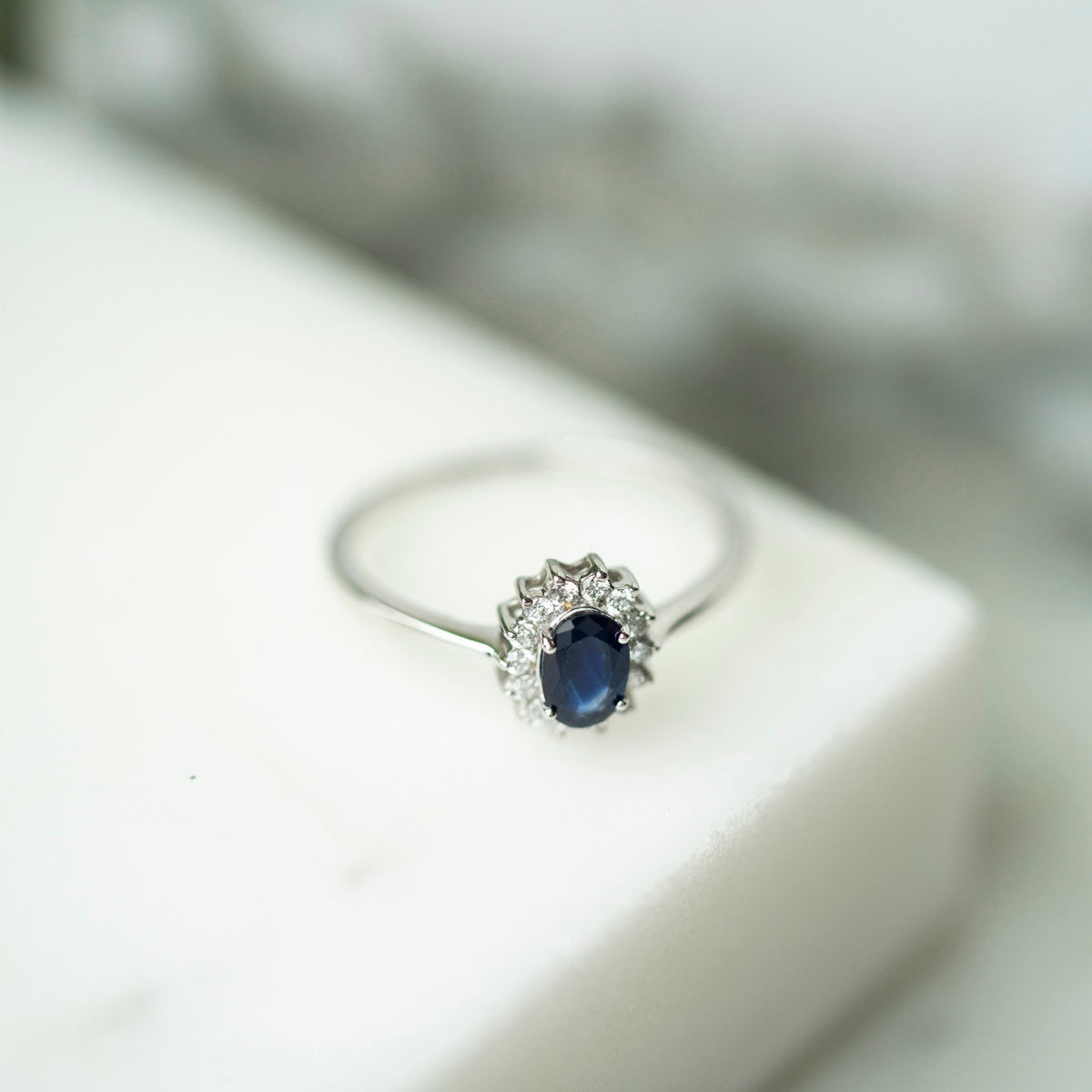Ring i hvitt gull med safir og diamant 0,14 ct, 9 mm, bilde 3 av 4