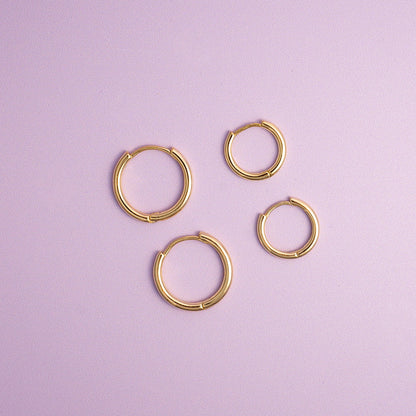 Sandra Lyng øredobber i forgylt sølv, Hooked 15 mm, bilde 4 av 4