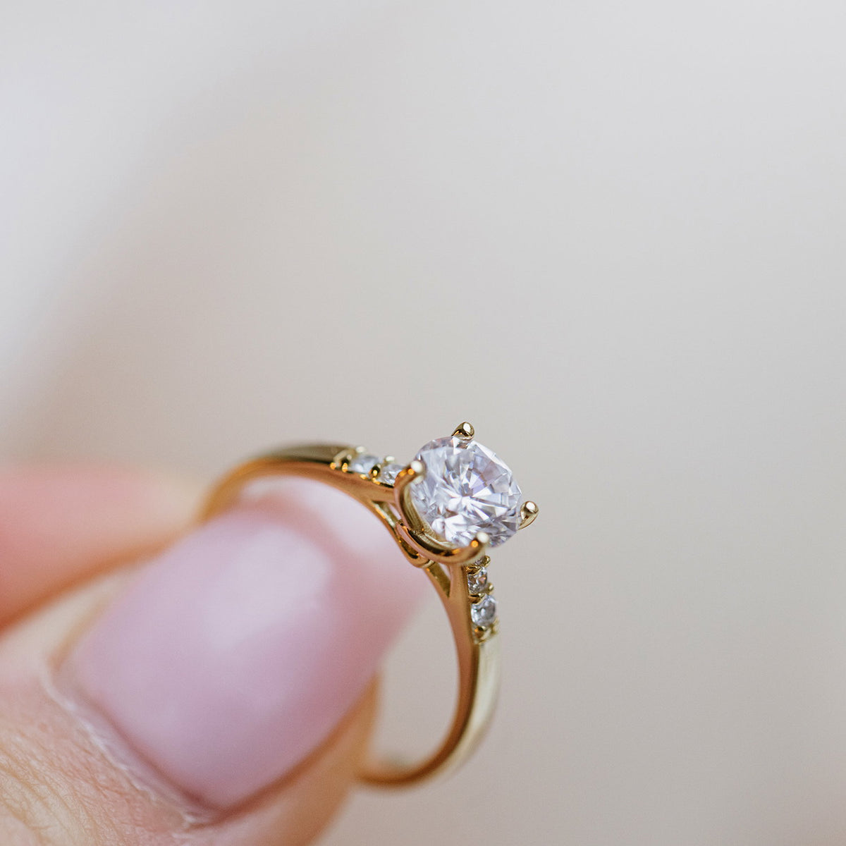 Ring i forgylt sølv med zirkonia, bredde 6,5 mm, bilde 3 av 4