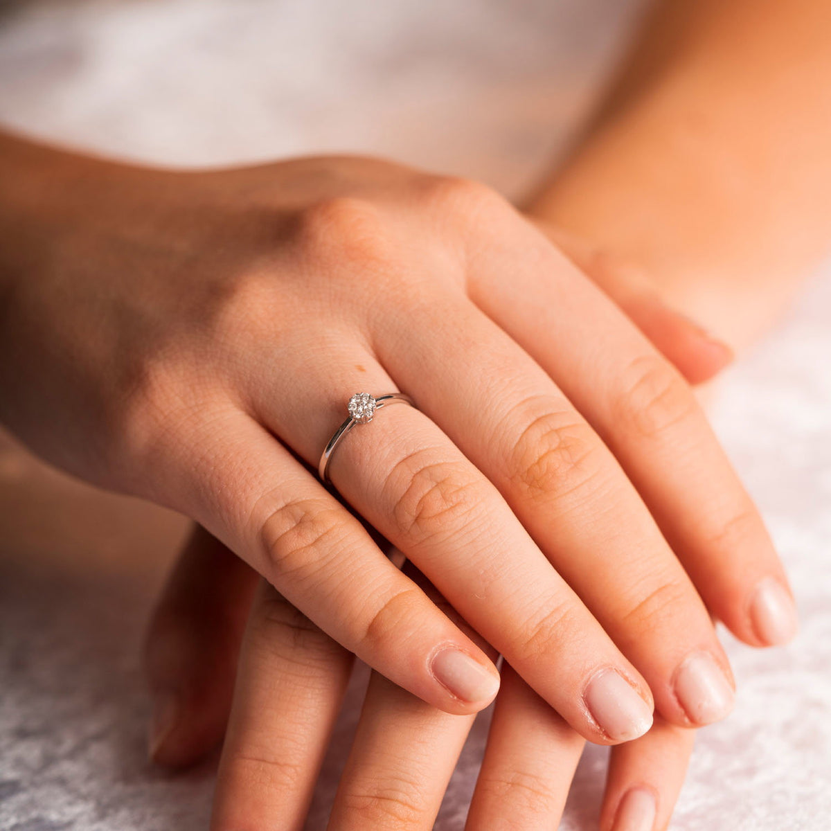 Ring i 14 karat hvitt gull med diamanter 0,10 ct, bilde 3 av 3