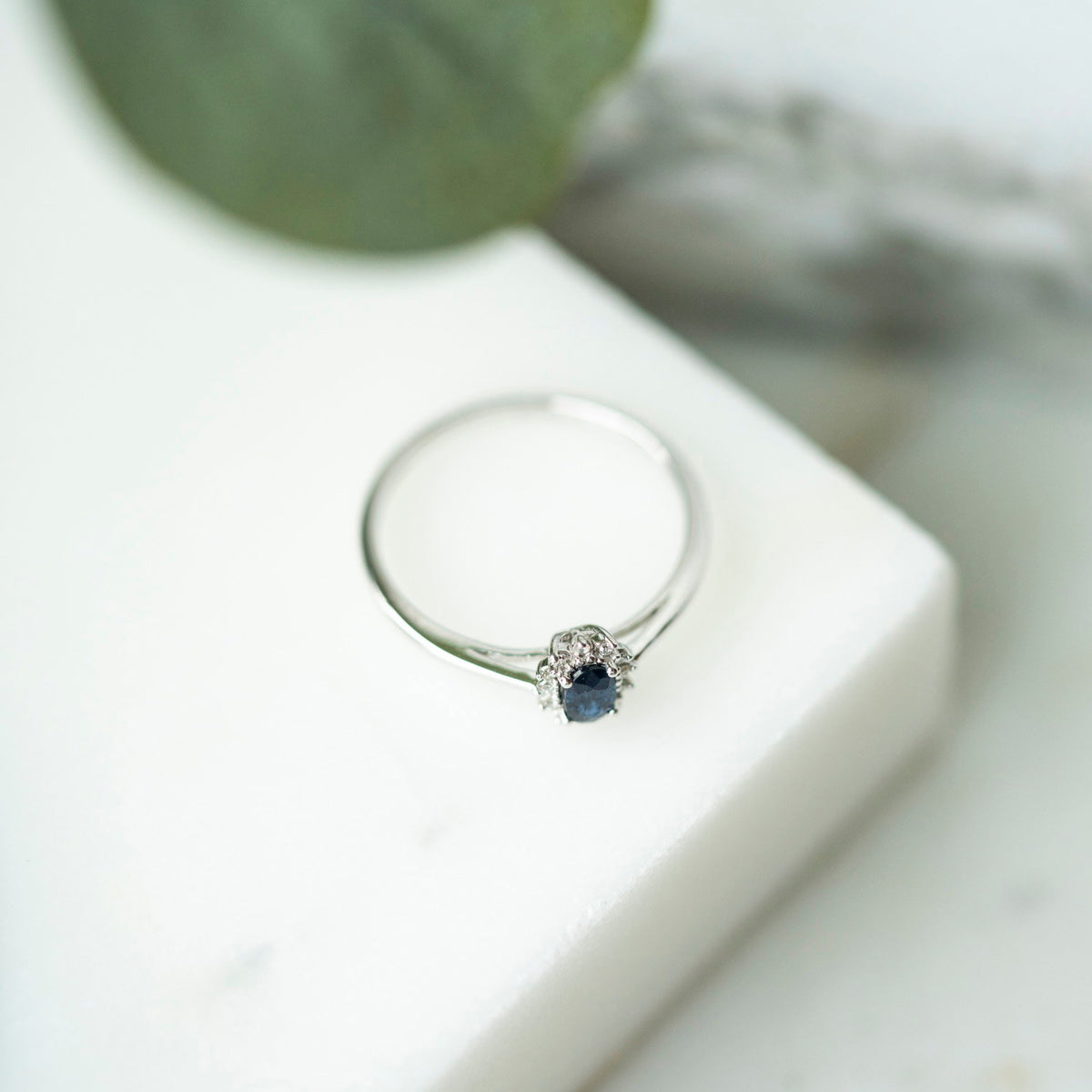 Ring i hvitt gull med diamant og safir 0,04 ct, bilde 4 av 4