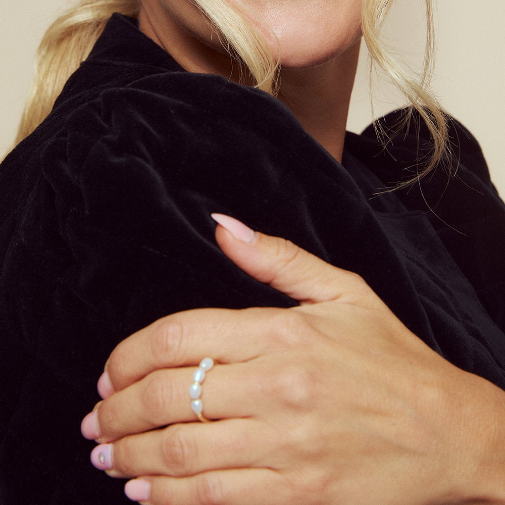 Sandra Lyng ring i forgylt sølv med ferskvannsperle, 4 mm, bilde 2 av 3