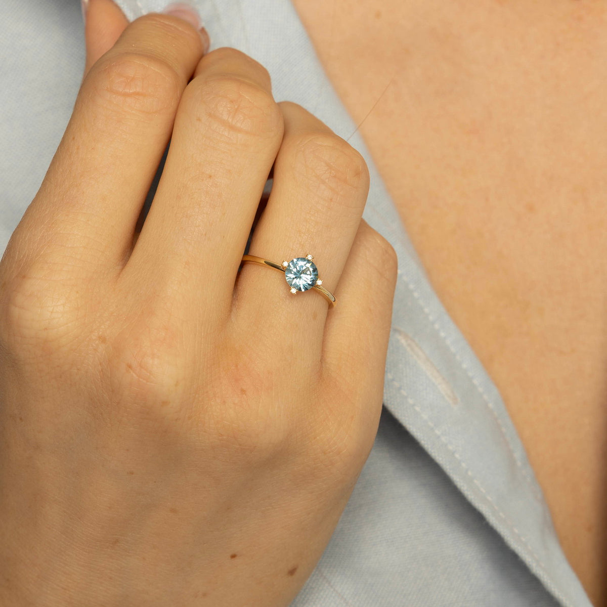 Ring i 14 karat gult gull med zirkonia 8 x 8 mm, bilde 2 av 3