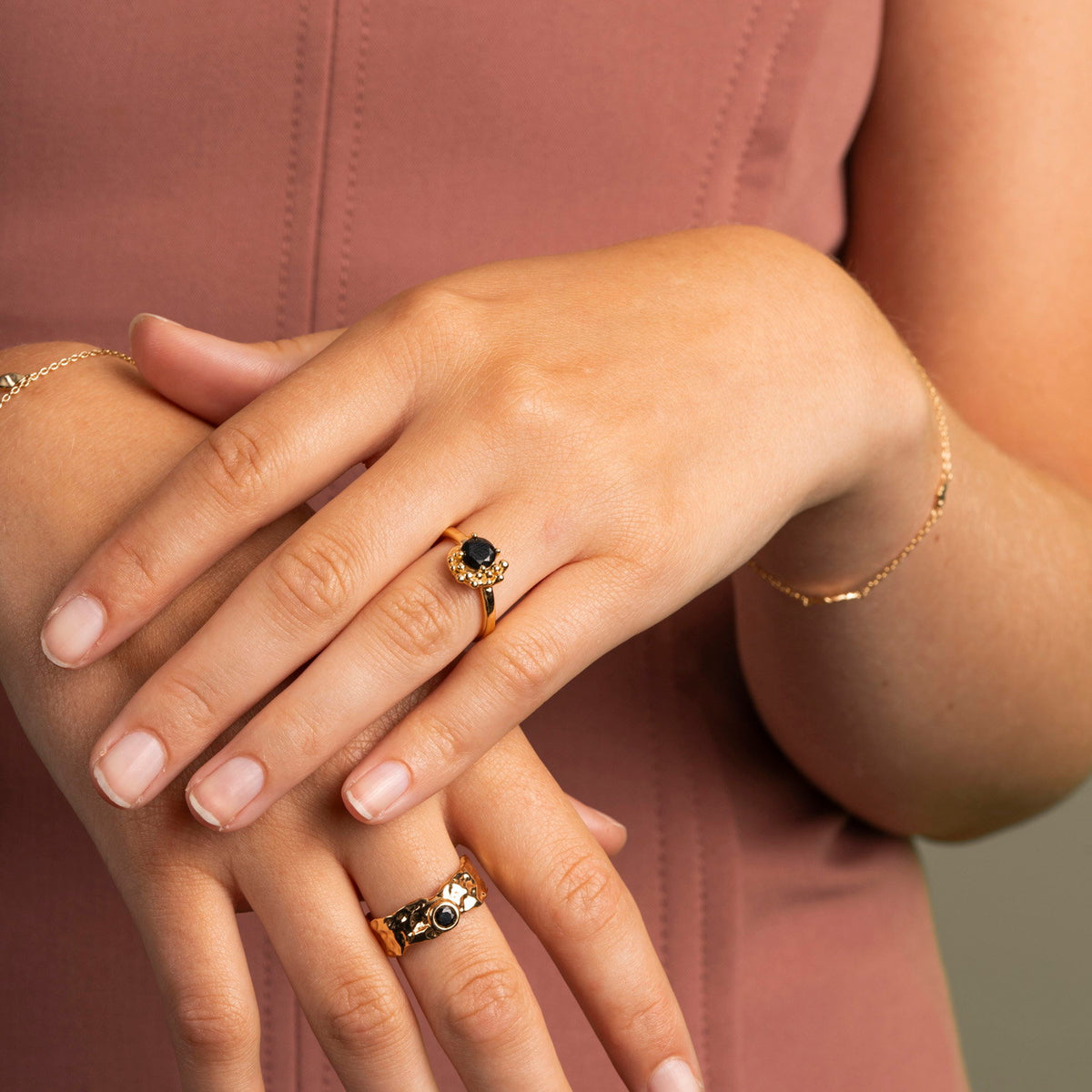 Shapes ring i forgylt 925 sølv med sort emalje, justerbar, bilde 2 av 4