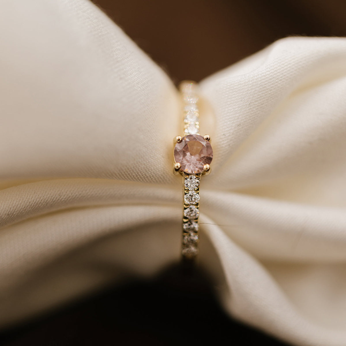 Ring til dame i 585 gult gull med diamant 0,19 ct WP, str. 50-60