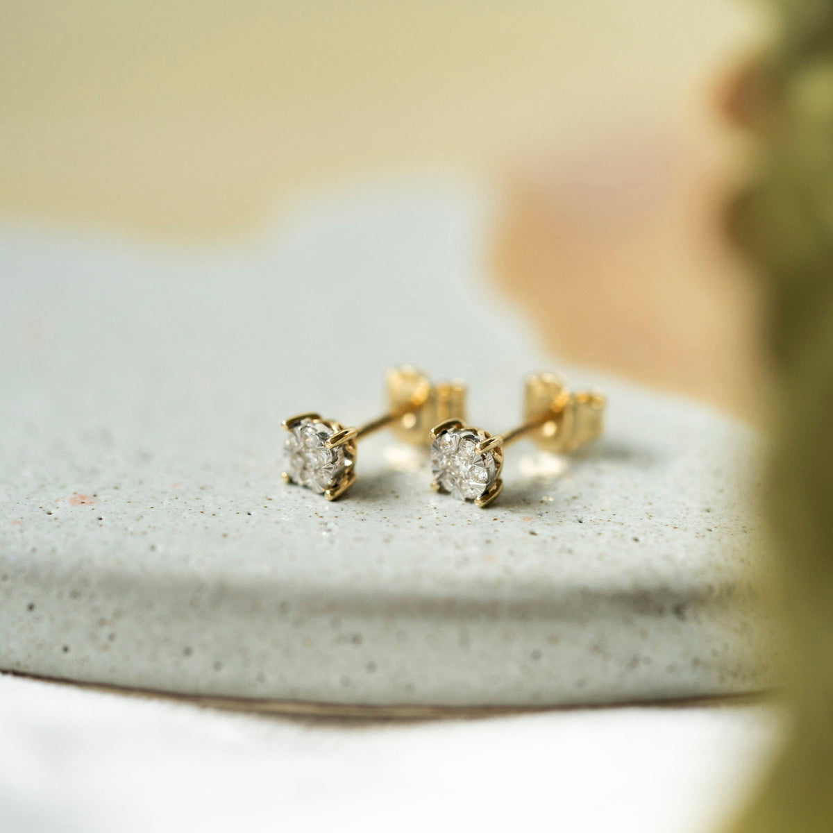 Øredobber i 585 gult gull med diamanter 0,13 ct, bilde 4 av 4