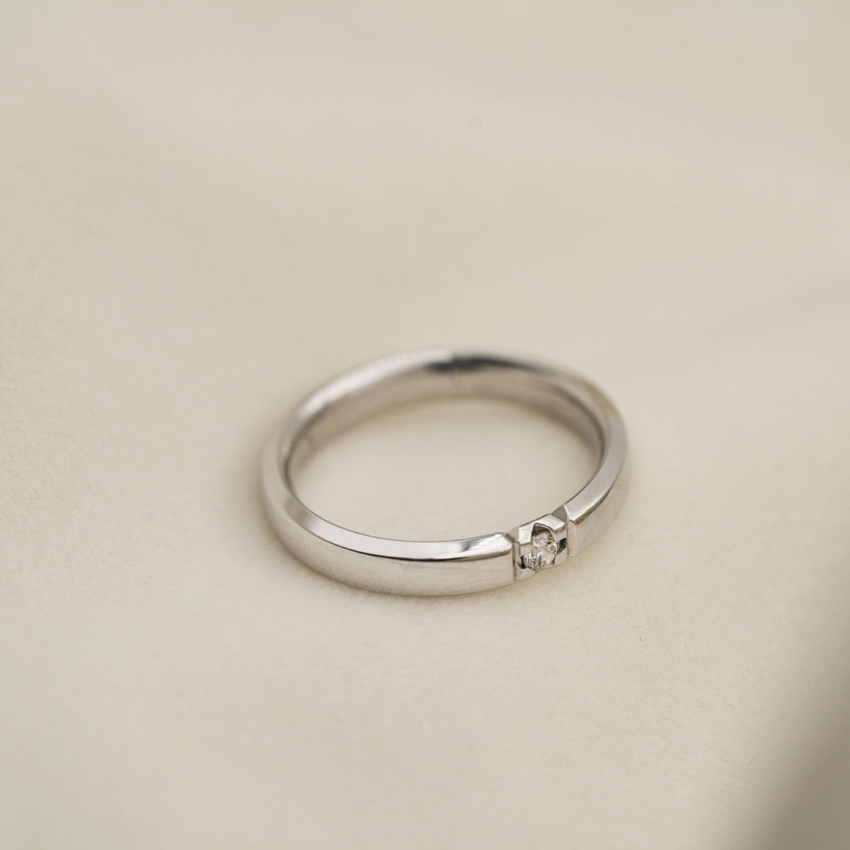 Beta ring i 14 karat hvitt gull med diamant 0,07 ct 3,8 mm, bilde 3 av 3