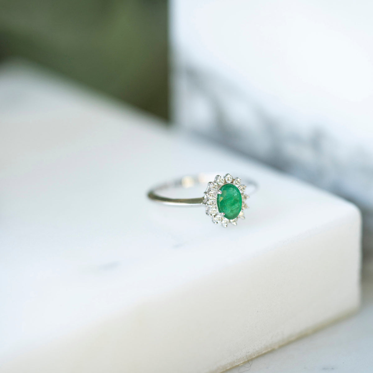 Ring i 14 karat hvitt gull med smaragd og diamant 0,14 ct, bilde 3 av 4