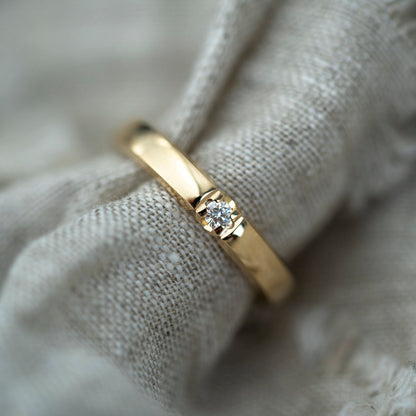 Beta ring i 14 karat gult gull med diamant 0,03 ct, bilde 4 av 4