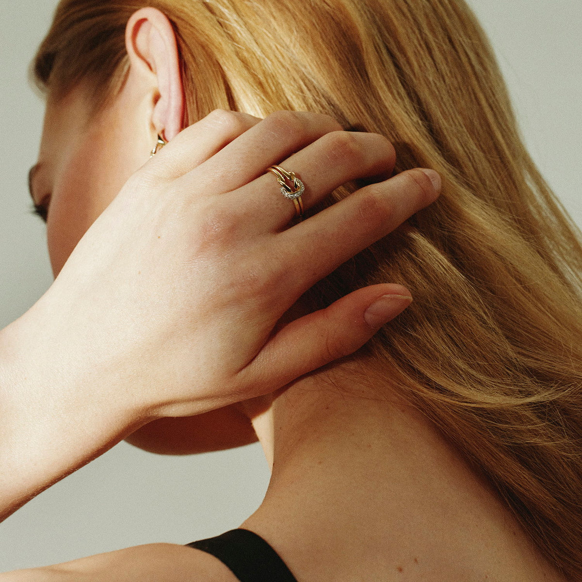 Ring i gull med diamant 0,15 ct, 2 mm bred, bilde 3 av 4