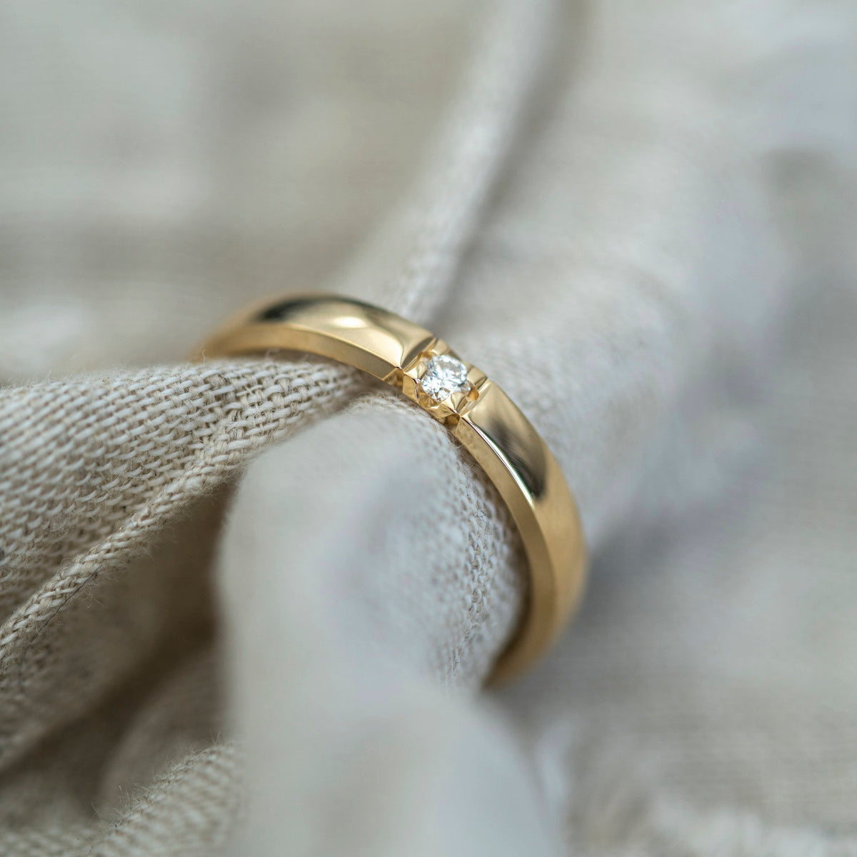 Beta ring i 14 karat gult gull med diamant 0,05 ct, 3,4 mm, bilde 3 av 4