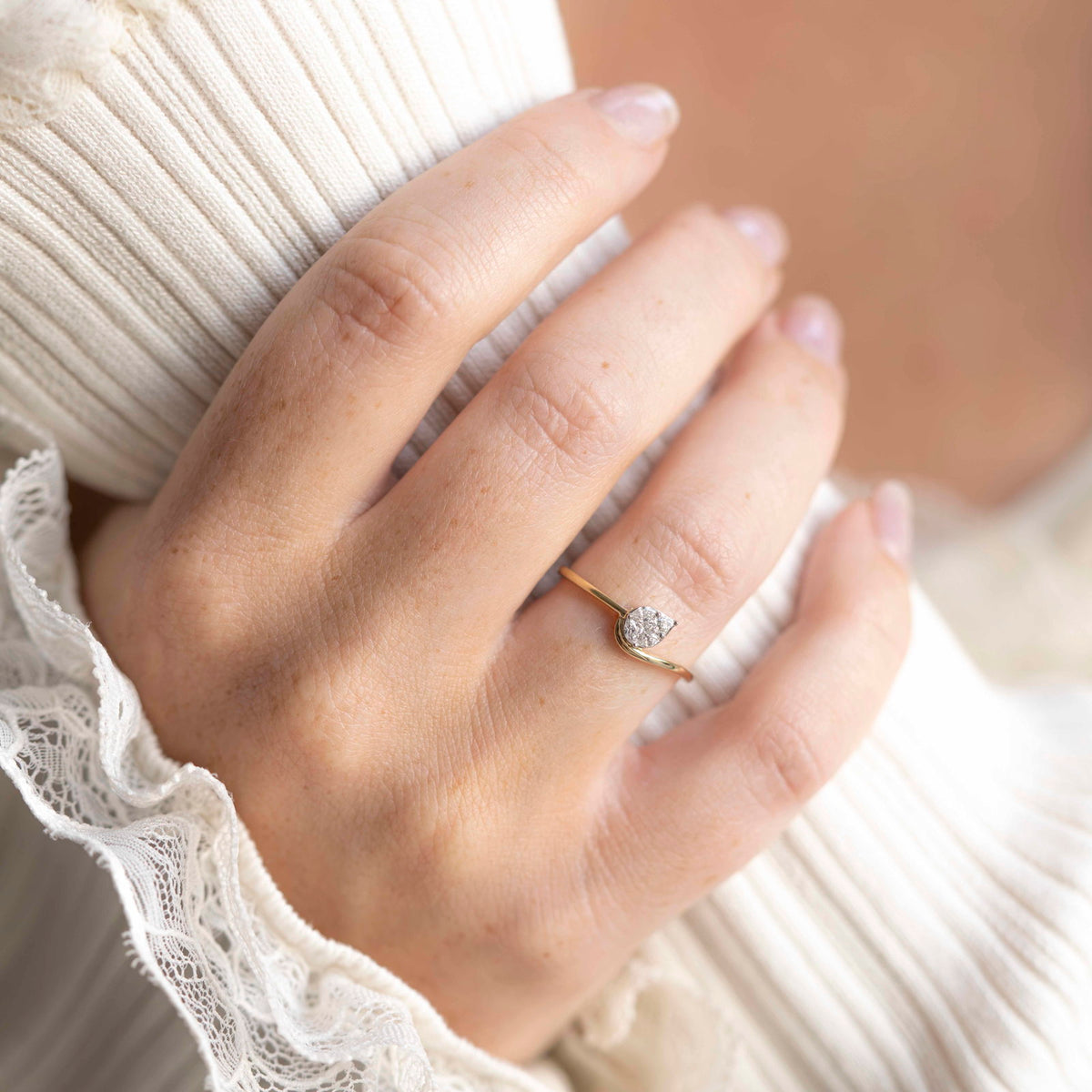 Ring i 14 karat gull med diamant 0,15 ct, dråpeform, bilde 2 av 2