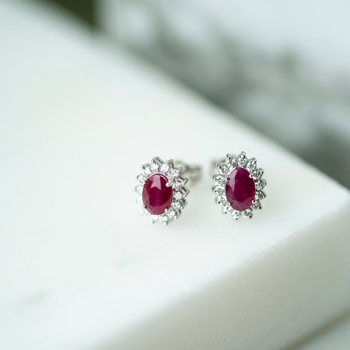 Øredobber i 14 karat hvitt gull med diamant og rubin 0,28 ct, bilde 3 av 4