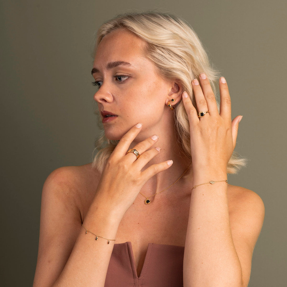 Shapes Halo ring i forgylt 925 sølv med sort zirkonia 10 mm, bilde 3 av 4